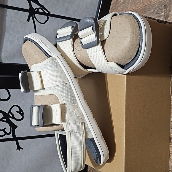 Astral Webber Cream & Gray Sandals Size 8 NWT - Picture 2 of 10